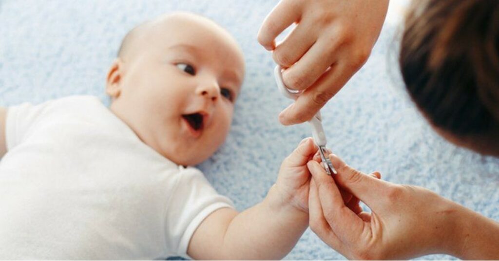 ฝันว่าตัดเล็บให้ลูก