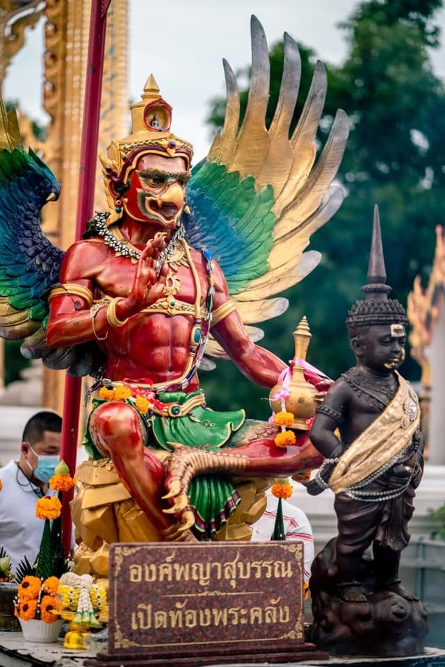 ฝันเห็นพญาครุฑสีแดง