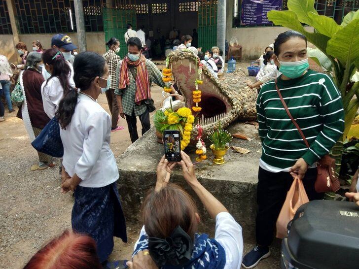 บวงสรวงถ้ำจรเข้ขอหวยขอโชคลาภ