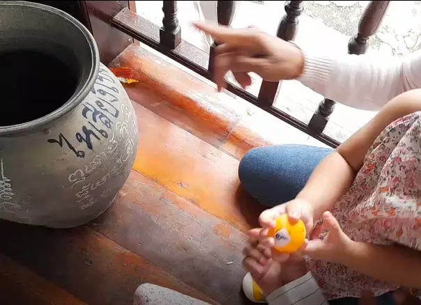 เด็กน้อยล้วงไหไบ้หวยลุ้นโชคจากศาลปู่ศรีสุทโธ