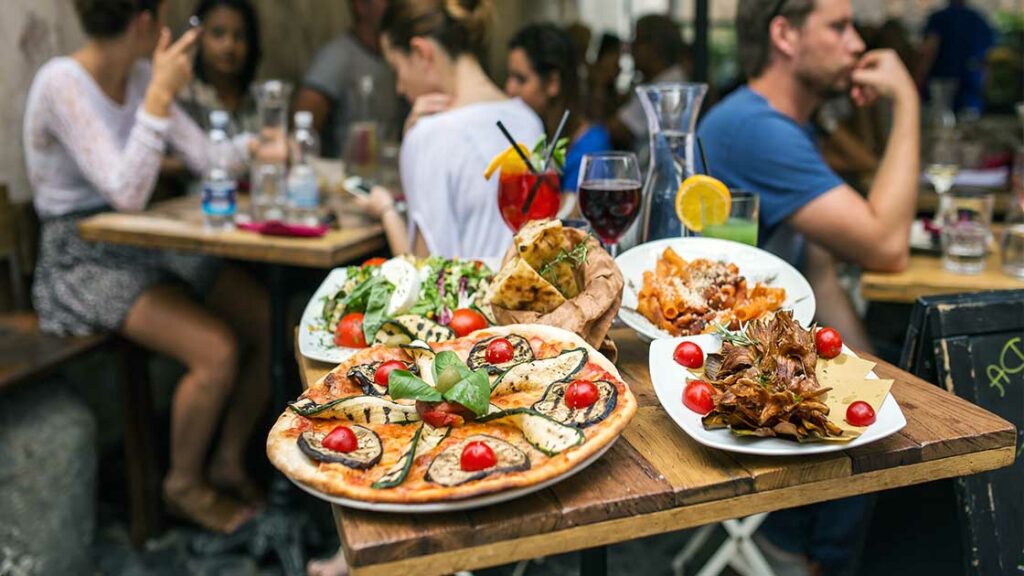 ฝันว่ากินข้าวนอกบ้าน