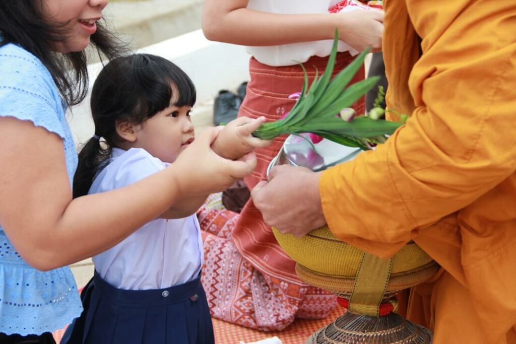 ฝันว่าทำบุญใส่บาตรกับแม่