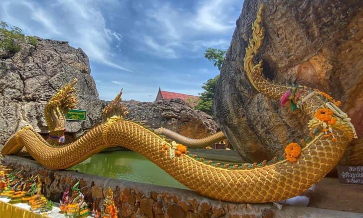 ฝันเห็นพญานาคสีทอง