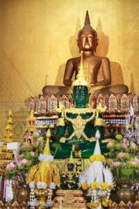 กราบไหว้ขอพรหลวงพ่อปากแดง