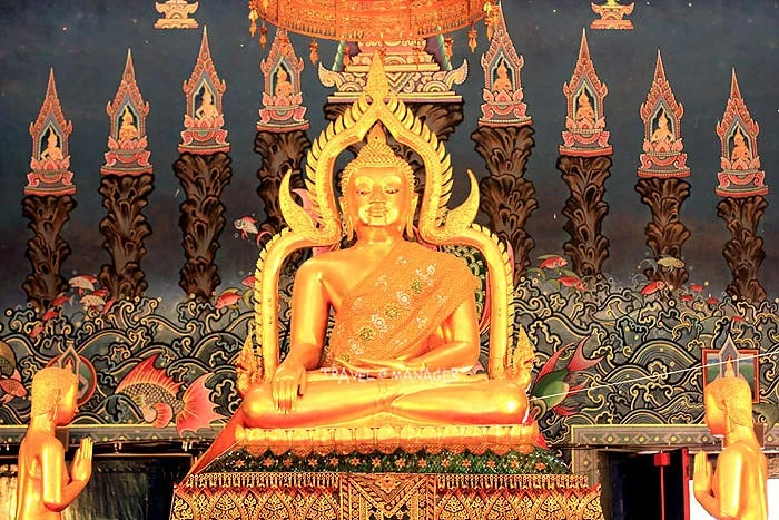 กราบไหว้ขอพรหลวงพ่อเพชร