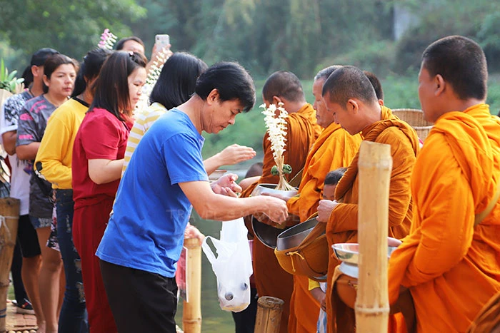 ฝันว่าทำบุญตักบาตรกับพระหลายรูป