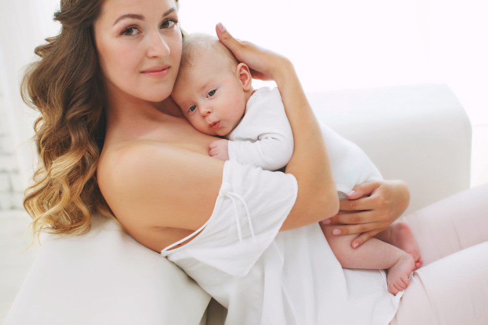 ฝันว่าคลอดลูกอุ้มลูก