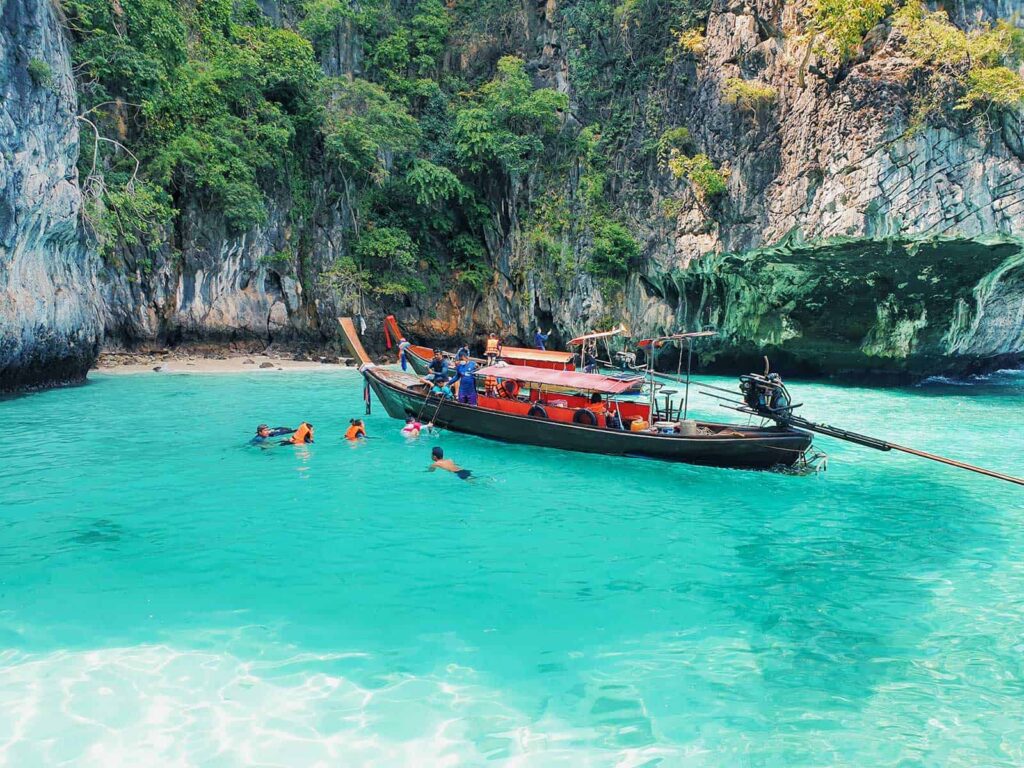 ฝันว่านั่งเรือหางยาว