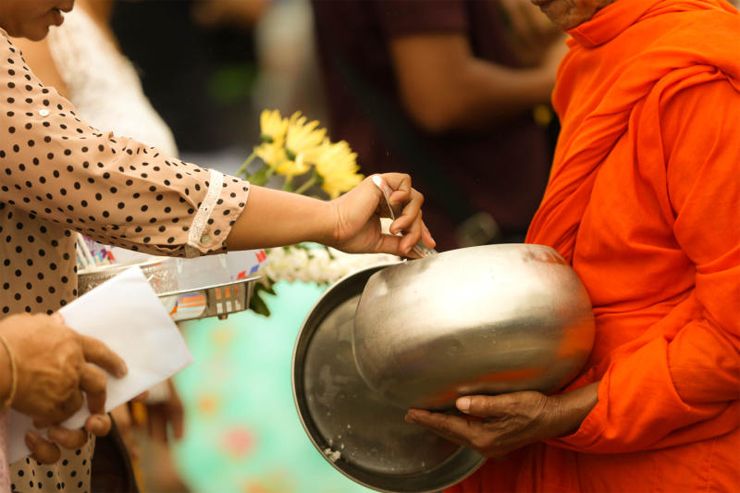 ฝันว่าทำบุญใส่บาตรด้วยเงิน 40 บาท